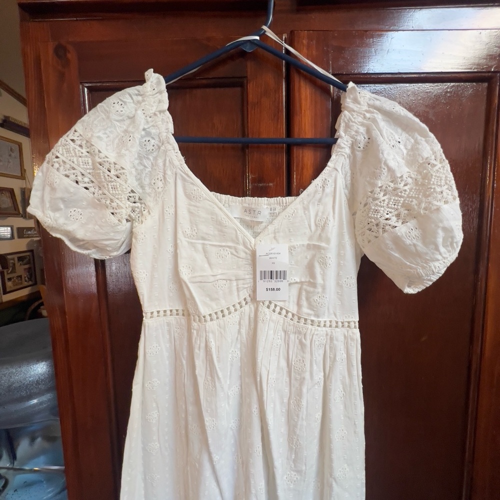 Women’s size XS Aster, the label Itzel dress white